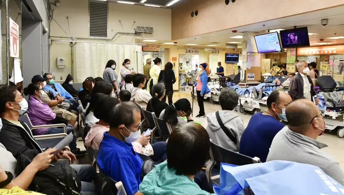 流感及新冠夾擊，近日香港急症室人滿為患。資料圖片