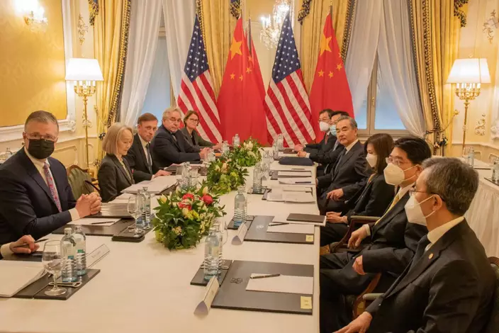 中共中央政治局委員、中央外辦主任王毅（右四）與美國總統國家安全事務助理沙利文（左三）在奧地利維也納會晤。新華社圖片