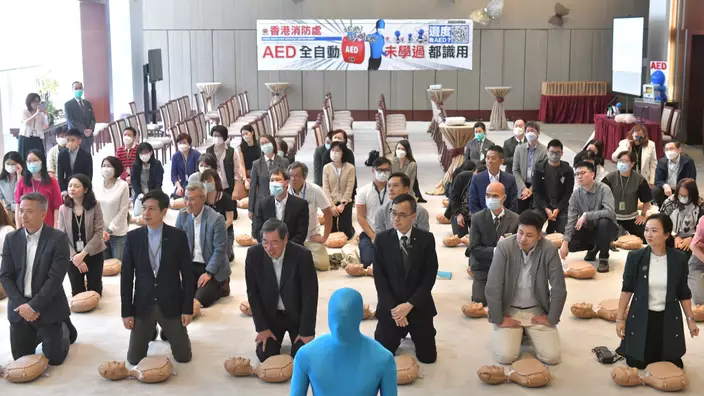 消防處帶同「任何仁」,到立法會簡介施行心肺復甦法及使用心臟除顫器方法。