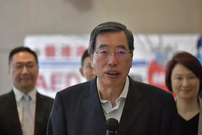 消防處就施行心肺復甦法及使用心臟除顫器作簡介,立法會主席梁君彥開場發言。