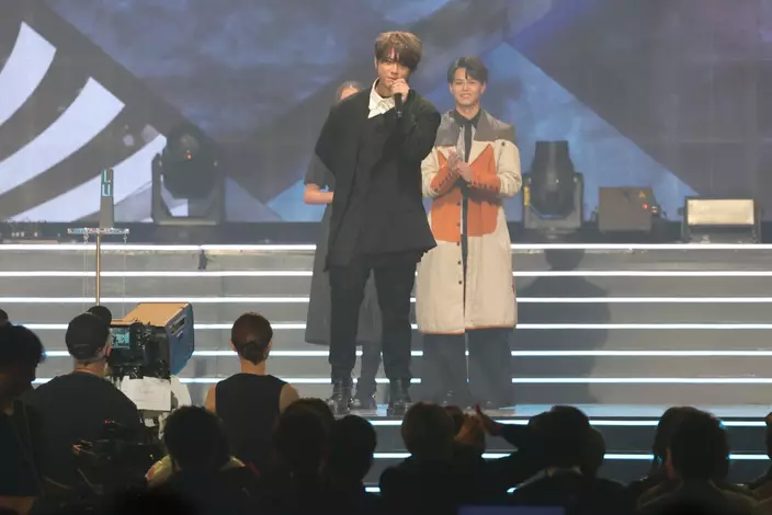 MIRROR成員姜濤最近因在《Chill Clun年度推介22/23》的得獎感言,逐個「點評」感謝MIRROR的11個成員。