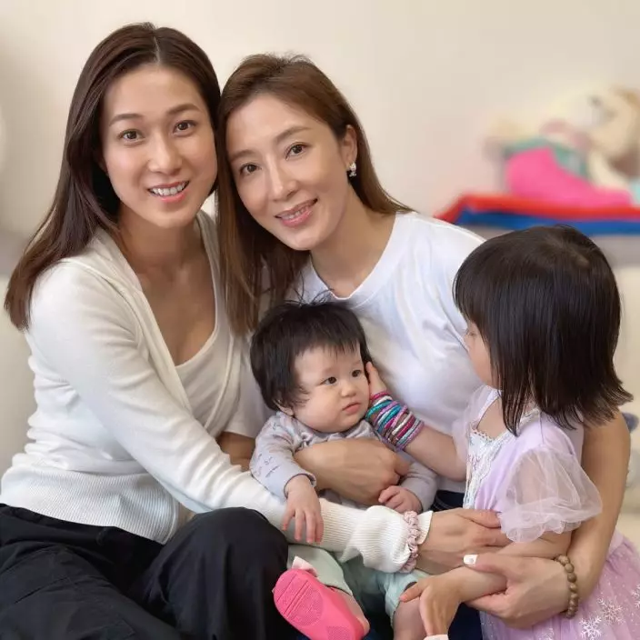 鍾嘉欣最近返港頻頻與TVB的好友見面，早前帶住兩個囡囡參加楊茜堯女兒的生日會。
