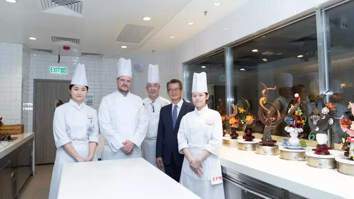陳茂波透露最近訪問了職訓局轄下的中華廚藝學院和國際廚藝學院，並與師生們交流。政府新聞處