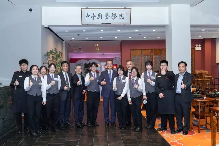 陳茂波透露最近訪問了職訓局轄下的中華廚藝學院和國際廚藝學院，並與師生們交流。政府新聞處