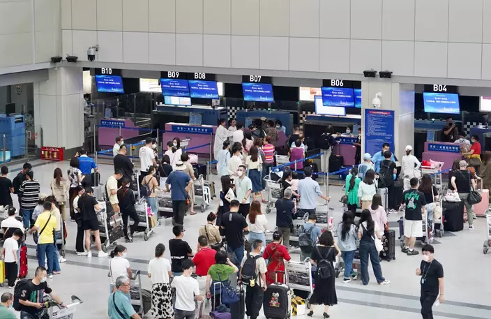 福州往台北直航航班5月22日正式復航，乘客正在辦理登機手續。中新社圖片