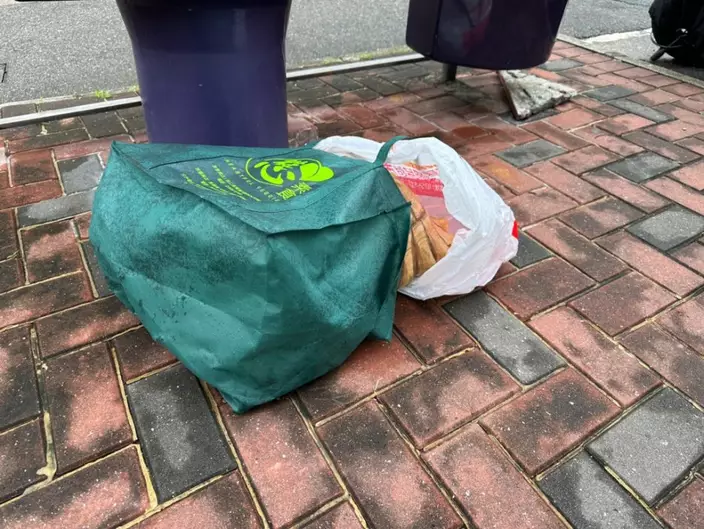警員用環保袋遮蓋龜屍。