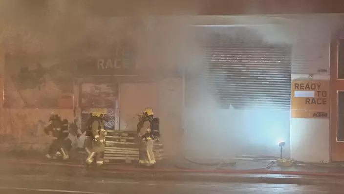 新蒲崗四美街一間車房起火冒煙。