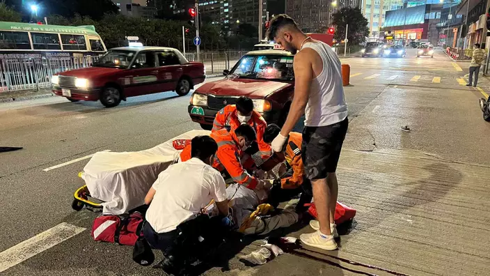 男子被撞至昏迷倒地。