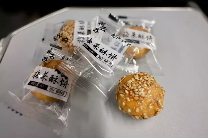 鄧指今早托同事買惠州特產「梅菜酥」在高鐵上與同事分享，稱大家都是「第一次食」。（鄧炳強FB圖片）