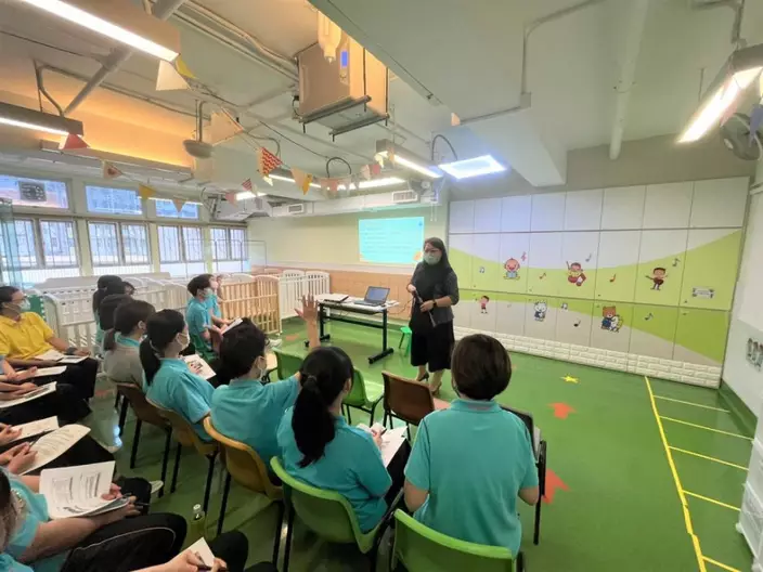 香港保護兒童會的守護兒童顧問（圖中）向香港保護兒童會的員工提供「相關法規及標準要求」培訓。