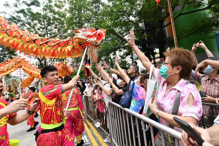 香港五行小販福利聯誼會合辦「譚公誕舞龍舞獅及會景巡遊」起步禮。