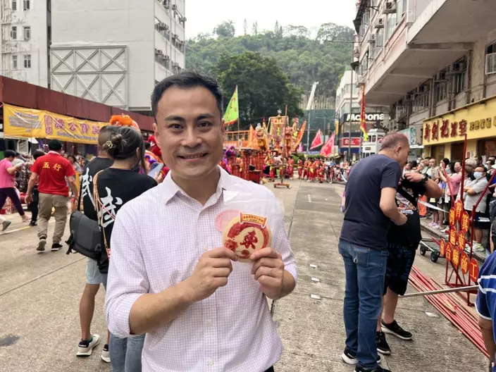 勞工界立法會議員郭偉強表示今年大會「搞搞新意思」派「平安餅」。