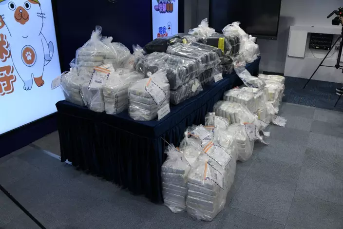 警方檢取一批原本收藏於過百盒急凍魚類貨物內的大麻花共重91公斤，收藏在一箱箱急凍魚類貨物內。