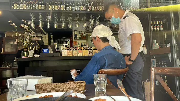 男子即場包紮傷口。