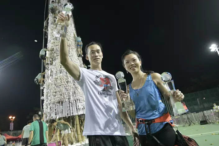 「搶包山決賽」男子組冠軍鍾玉川（左）、女子組冠軍黃嘉欣（右）。資料圖片