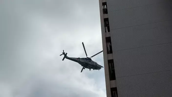 直升機將傷者送院。