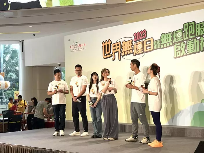 左二起：第13屆戒煙大贏家冠軍鄭煒杰、藝人區子琳、黃妍、越野跑手陳國強（左五）。