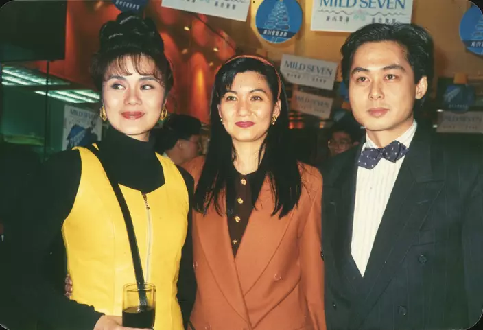 樂易玲(中)1993年與陳君毅結婚。