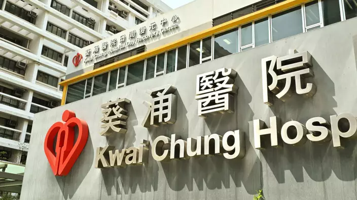 葵涌醫院冧天花擲中護士, 頭部輕微疼痛送急症檢查後無礙。