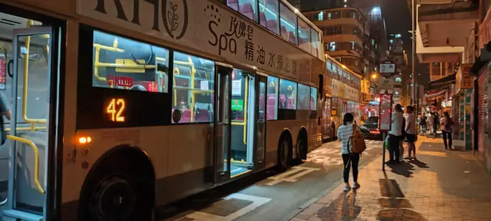 最後女子返回行人路。