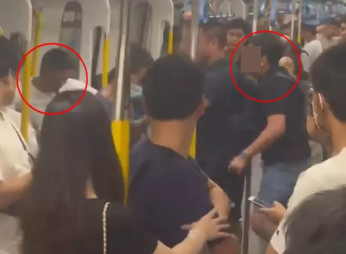 白衣男中腳,彈向門前。