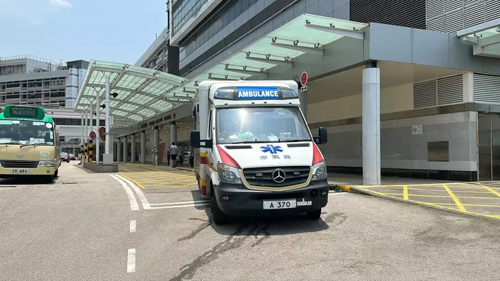 救護車將疑中暑男子送院治理。