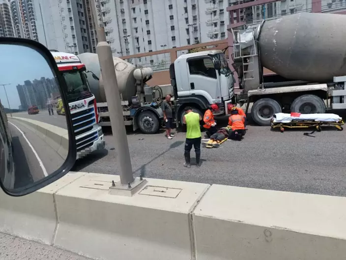 消防救護到場將傷者救出。 車cam L(香港群組)FB