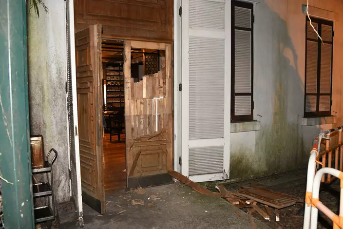 賊人擊毀茶藝館的木門潛入爆竊。資料圖片