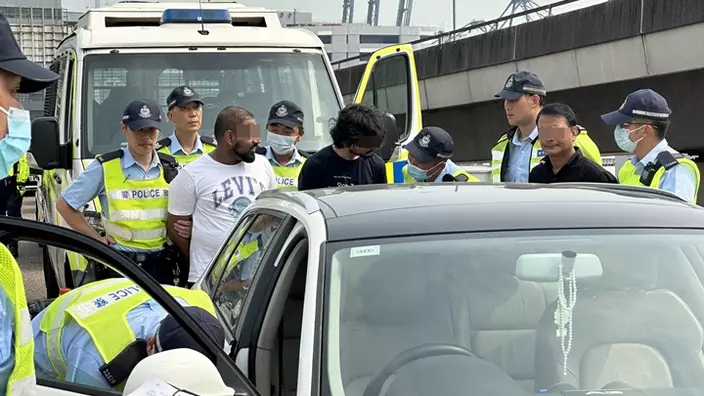 司機（白衫）與2乘客涉販毒被捕。