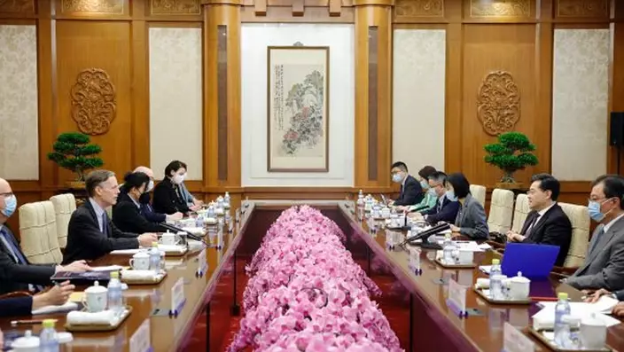 國務委員兼外長秦剛在北京會見美國駐華大使伯恩斯。外交部網站