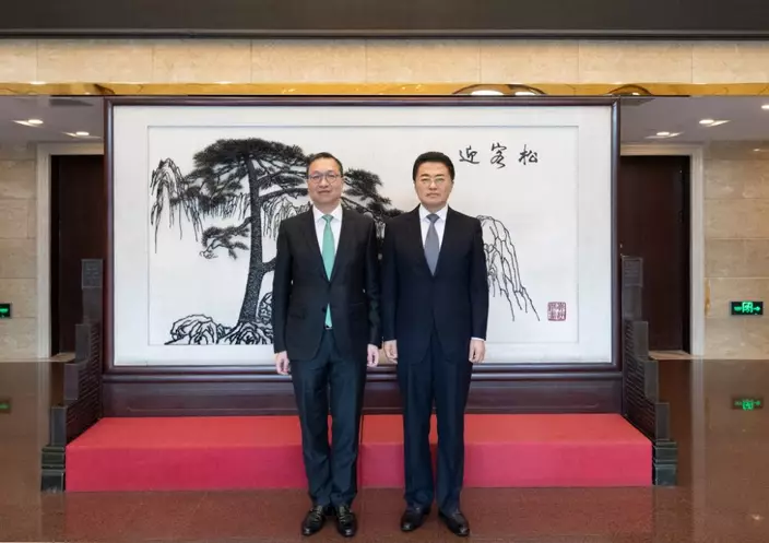 林定國(左)到訪國務院國有資產監督管理委員會(國資委),與國資委副主任翁杰明(右)會面。政府新聞處圖片