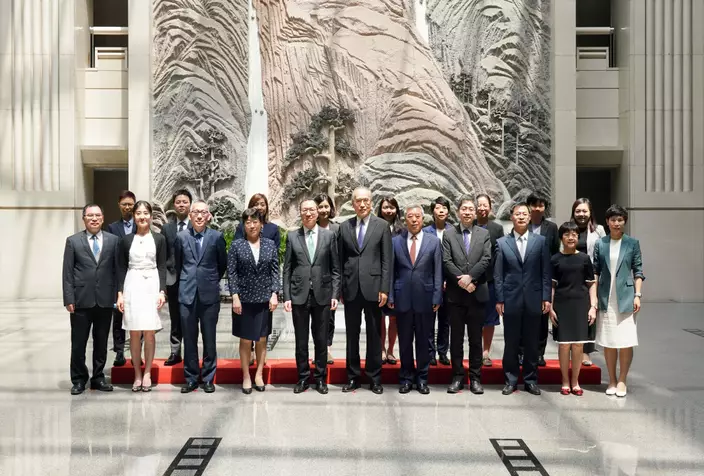 律政司司長林定國在北京拜訪最高人民法院，與最高人民法院院長張軍會面。政府新聞處圖片