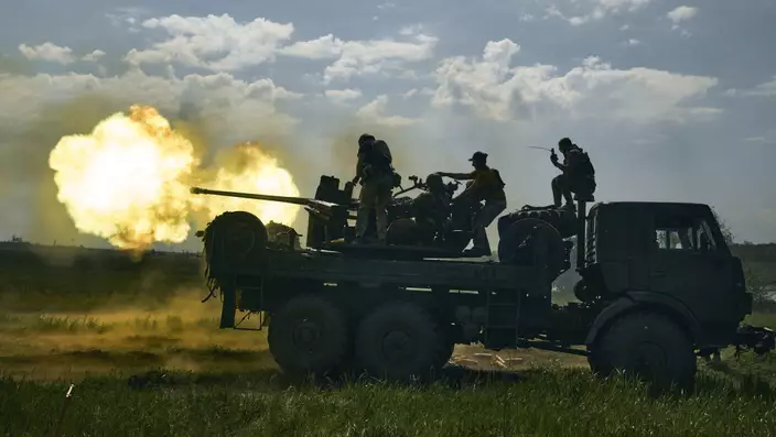 有指，烏克蘭部隊已進入俄羅斯領土。圖為：2023年5月15日，與俄軍激戰的烏克蘭士兵在巴赫穆特市附近開火。 美聯社
