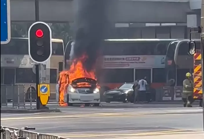 肇事私家車一度發生爆炸。fb：車cam L（香港群組）