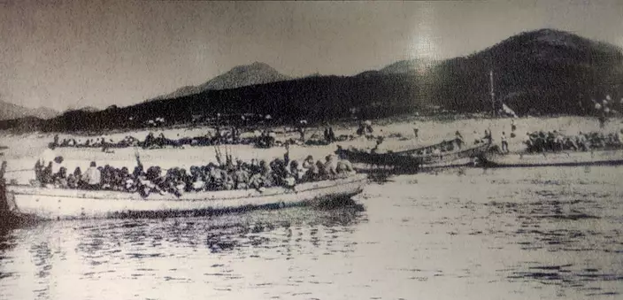 1938年10月11日，日本華南派遣軍主力分乘106艘大船，在日本海軍第五艦隊的擭衛下集結廣東大亞灣海面。圖為日軍正在海面集結。(資料圖片)