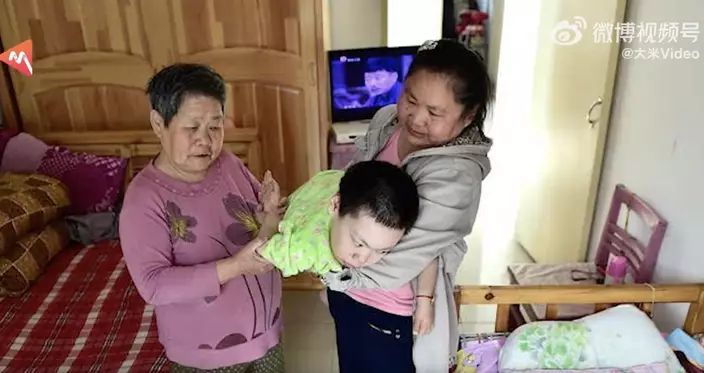 夢雲先天殘疾，每一步都需要謝婆婆和女兒的照顧。影片截圖