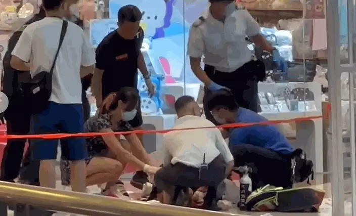 救護員搶救傷者。網圖