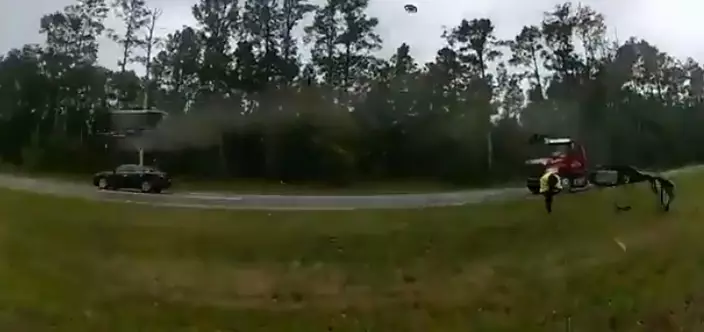 車子在空中高飛。影片截圖