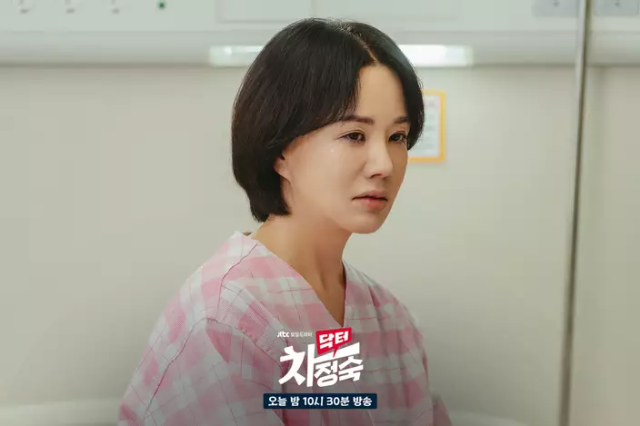 嚴正化劇中角色為愛放棄當醫生（JTBC官方圖片）