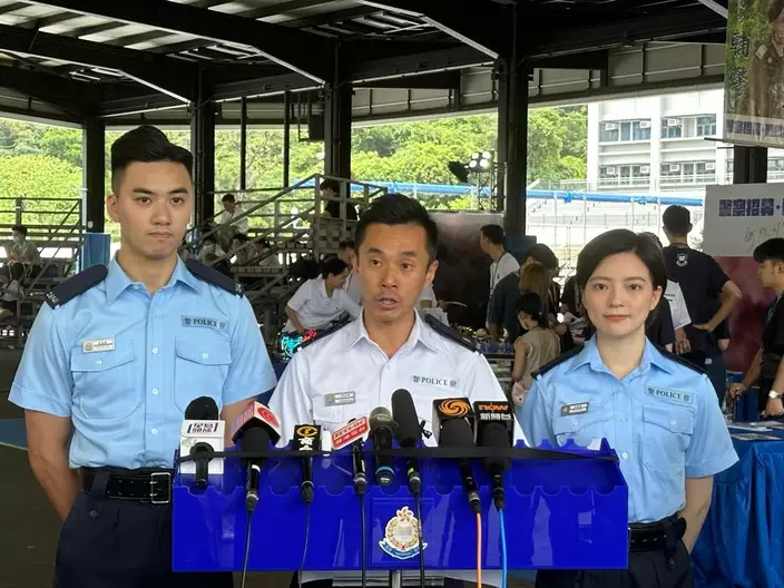 警察招募組警司陳杰峰講解招募體驗日概況。
