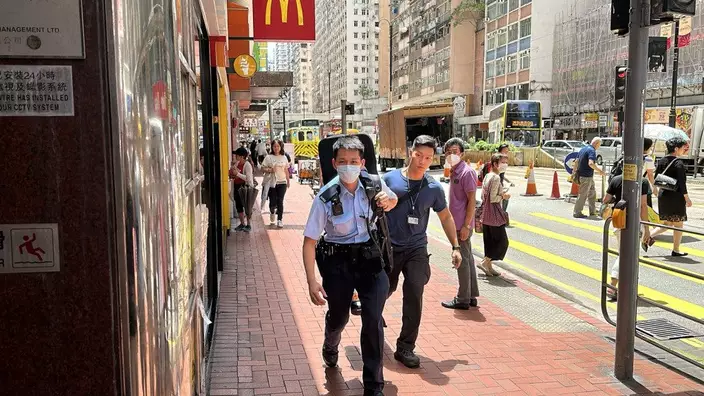 警員帶備破門工具上樓。