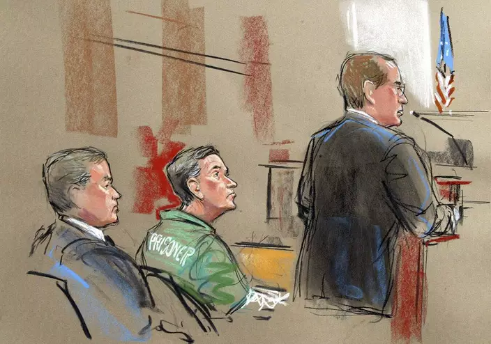 在這幅藝術家的描繪中，美國檢察官 Randy Bellows（右）在被定罪的間諜 Robert Hanssen 的判決期間向法庭發表講話，中間是他和他的律師 Plato Cacheris（左）在弗吉尼亞州亞歷山大市的聯邦法院， 2002 年，漢森被判無期徒刑。AP圖片