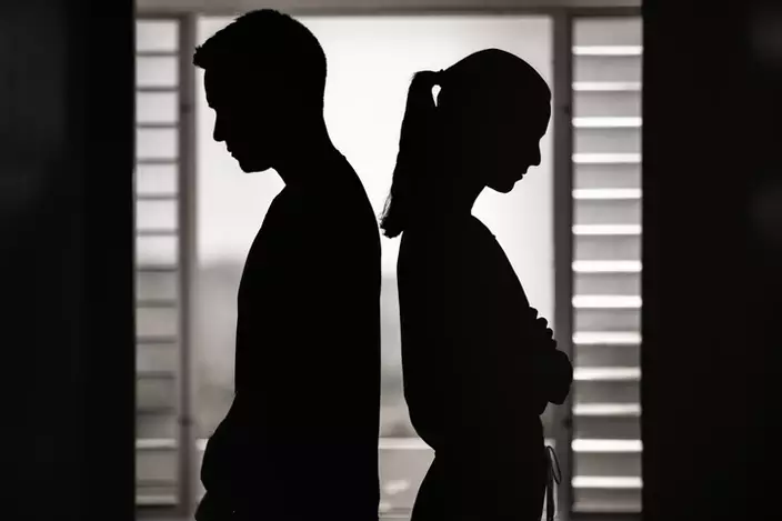 外祖父與女子迫於壓力分手示意圖(非當事人)。(GETTY圖片)