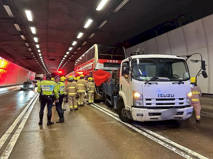 消防設法救出車長。