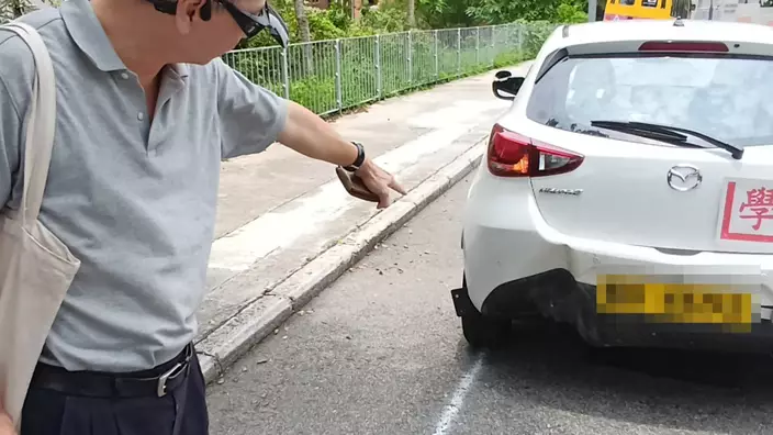 周師傅指示被野豬撞凹位置。