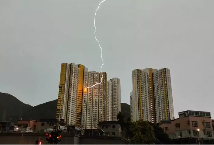 屯門和田邨和喜樓一中層單位今早被雷電擊中。