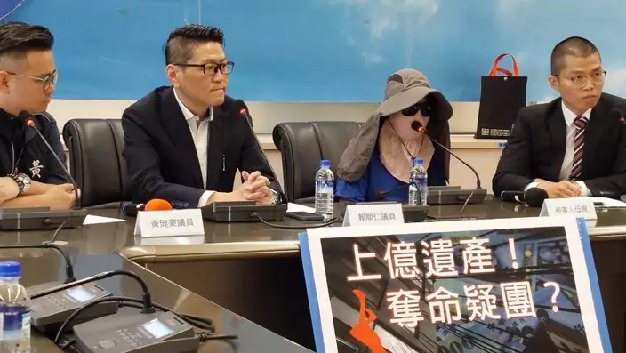 賴男家屬由議員陪同開記者會指控,賴男墮樓身亡疑是遭謀財害命。 中時