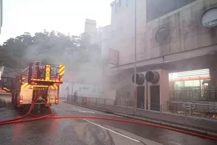 九龍塘一食肆發生火警,濃煙由餐廳冒出。