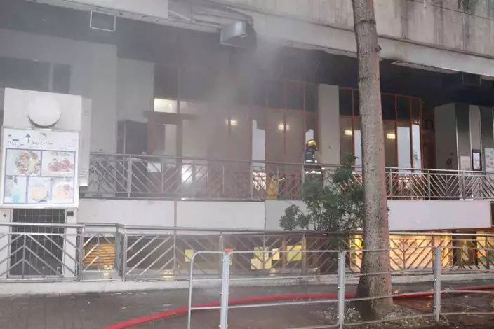 九龍塘一食肆發生火警，濃煙由餐廳冒出。