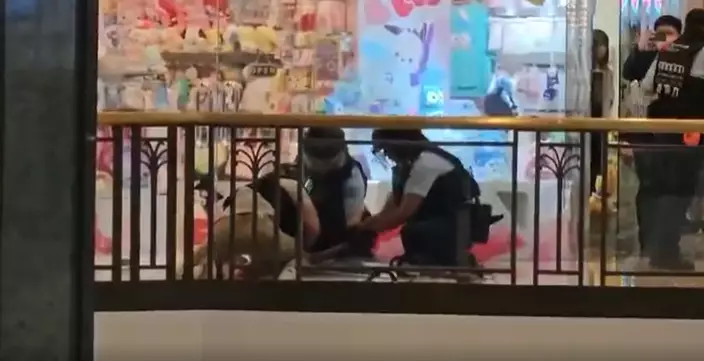 警方制服疑犯。